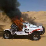 En photos : Un Buggy participant au Rallye de Tunisie s’enflamme totalement