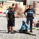 الشرطة الفرنسية تجبر امرأة على خلع البوركيني على شاطئ نيس