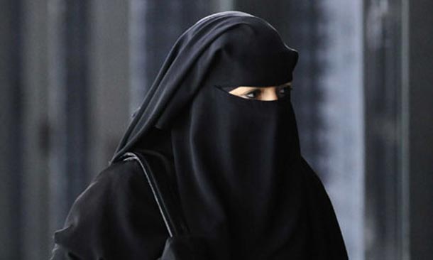 Allemagne: le ministre de l'Intérieur appelle à une interdiction partielle de la burqa