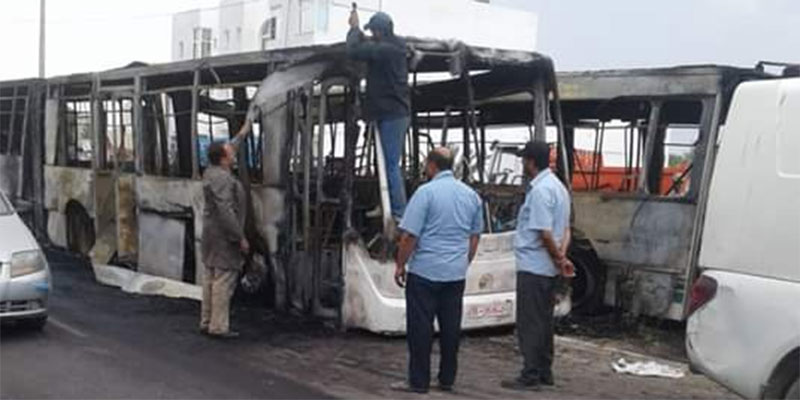 En photos : 2 autobus prennent feu à Djerba