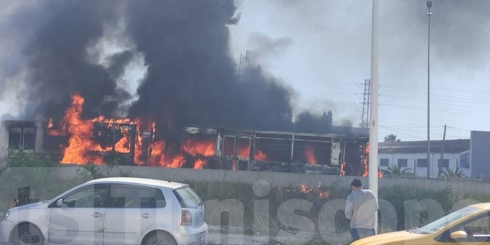 Incendie spectaculaire d’un bus vide à Tunis : enquête en cours