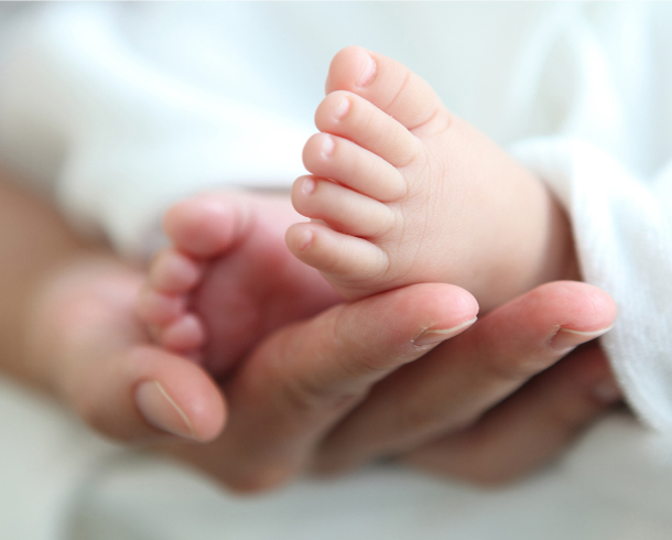 ولادة أول طفل في العالم من ثلاثة والديِن