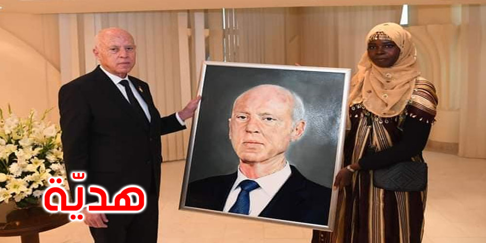 جربة: شابة تونسية تقدم لرئيس الجمهورية هذه الهدية