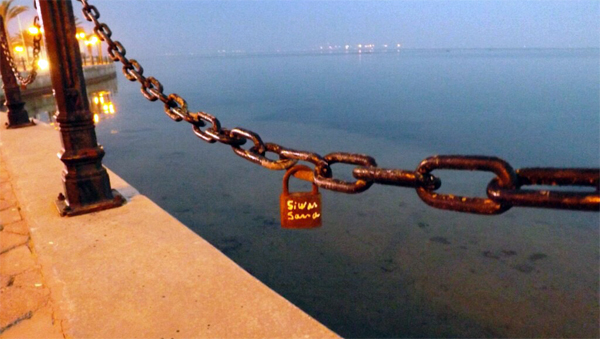 En photos : La croisette du lac se transforme en pont de l’amour ?
