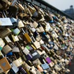 Paris - Pont des Arts : Des panneaux vitrés à la place des cadenas d'amour