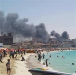 Photo choc : L'Egypte s’embrase... Entre temps, les Égyptiens bronzent 