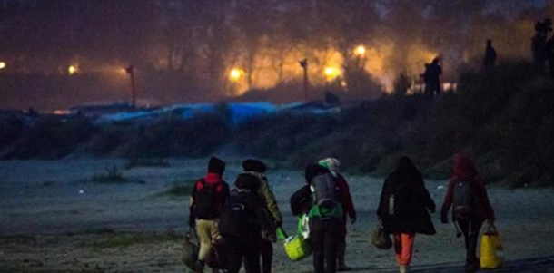 المهاجرون يبدأون بمغادرة مخيم ‘كاليه’ شمال فرنسا