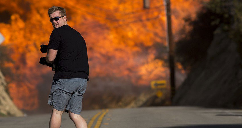 إجلاء 150 ألف شخص بسبب الحرائق في كاليفورنيا