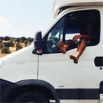 Photo du jour : Il conduit sur l’autoroute les deux pieds dehors