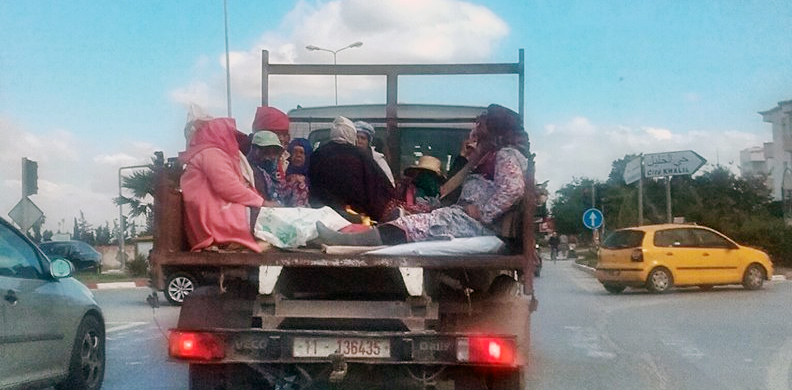 Photo du jour : Des ouvrières ‘entassées’ dans un camion… du ministère de l’agriculture !