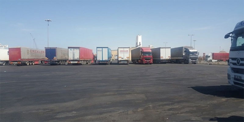 الشاحنات التركية تغادر ضباء السعودي بعد انتظار دام 12 يوما