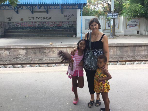 En photos : L'ambassadeur du Canada en Tunisie et ses filles prennent le train pour se rendre au centre-ville 