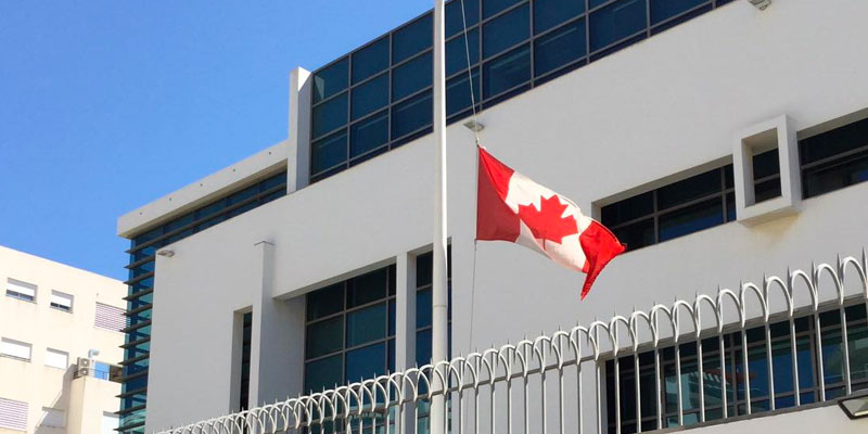 L’ambassade du Canada met en berne son drapeau