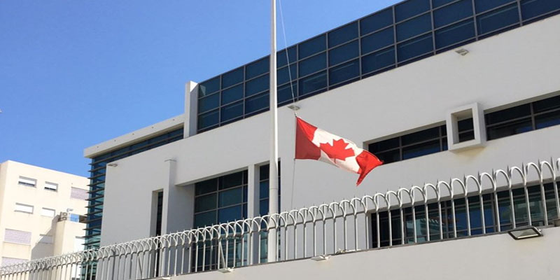 En photo : Drapeau en berne à l'ambassade du Canada après le décès de BCE