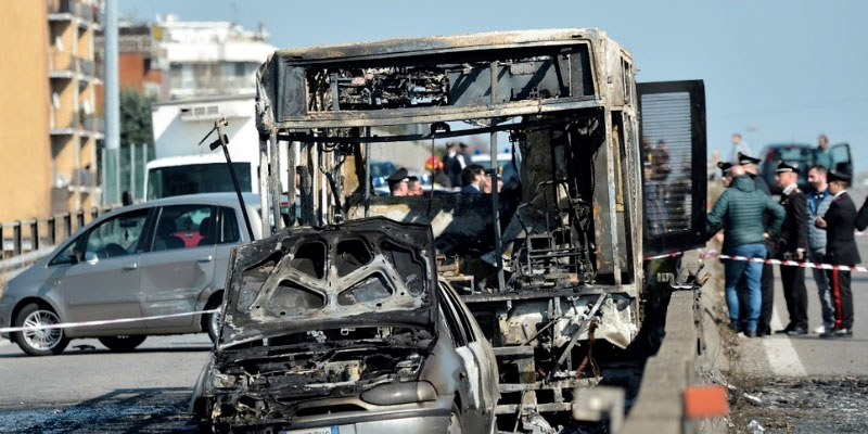 Un ''carnage'' évité de justesse pour 51 collégiens pris en otage dans un bus en Italie 