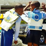 En Afrique du Sud, des cartables fournissent de la lumière pour étudier le soir