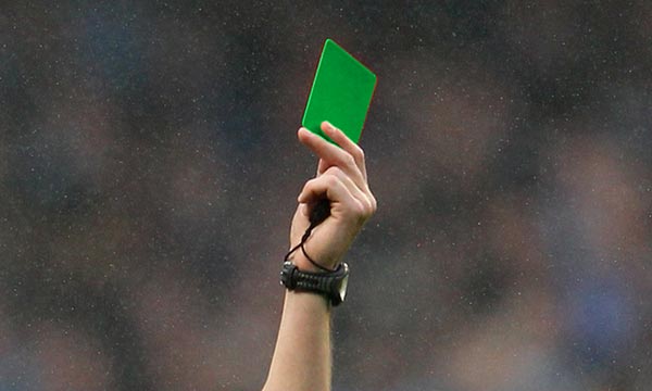 En vidéo : Pour la première fois dans l'histoire du football, le carton vert distribué en Italie
