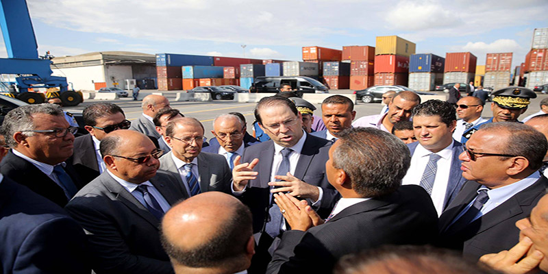 En visite au port commercial de Radès, Chahed promet de continuer à soumettre des dossiers de corruption à la justice