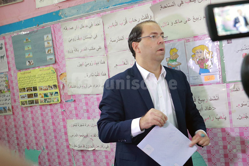بالصور: يوسف الشاهد وزوجته يدليان بصوتهما في الانتخابات الرئاسية