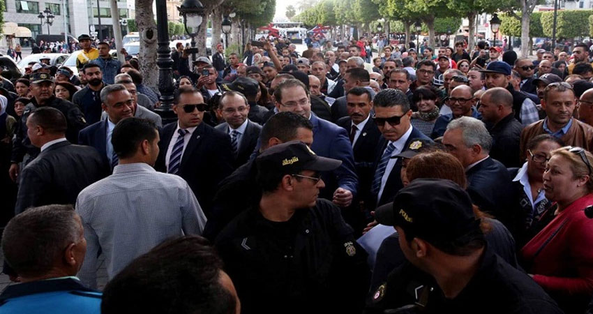 رئيس الحكومة في شارع الحبيب بورقيبة