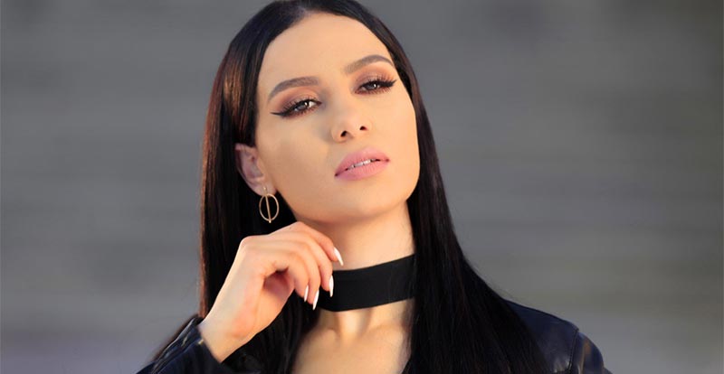التونسية شيماء هلالي تثير الجدل مع زوجها بصورة من شهر العسل