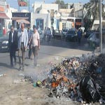Photo du jour : Chebbi se bouche le nez devant les ordures de Djerba
