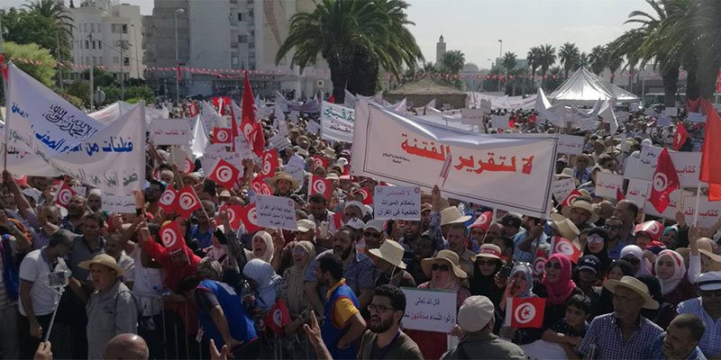 شعارات ''واقرآناه '' و ''الله أكبر '' تصدح أمام مجلس نواب الشعب إحتجاجا على تقرير لجنة الحريات
