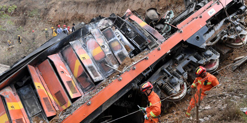 Un train déraille et défonce une maison en Chine, six morts