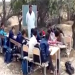 معلم يلجأ إلى تدريس تلاميذه تحت شجرة زيتون بعد سقوط سقف قسمه