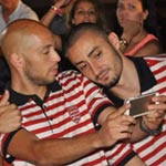 Photo du jour : Selfie original, téléphone à l'envers, signé Yassine Mikari