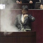 Corée du Sud: Un député lance une bombe lacrymogène en pleine assemblée ! 
