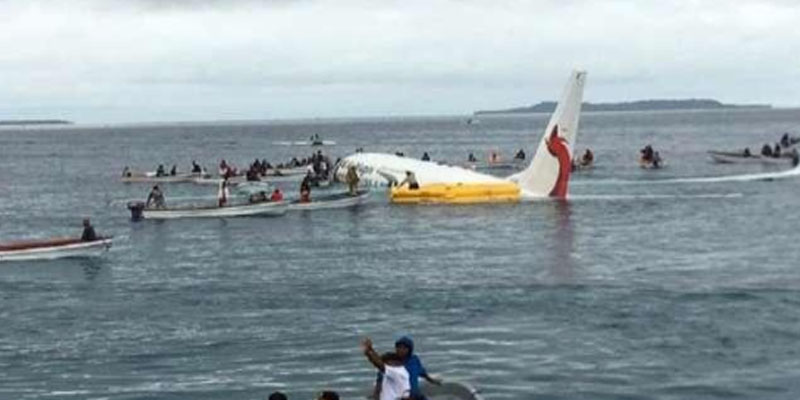 نجاة ركاب طائرة بعد سقوطها في المحيط
