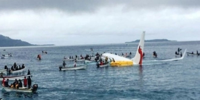 سقوط طائرة ركاب في بحيرة