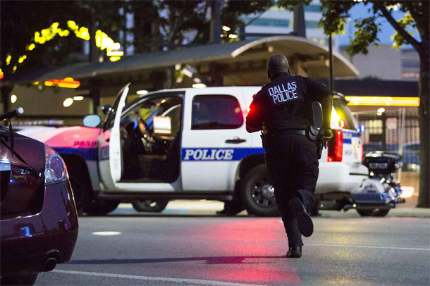 Des snipers tuent des policiers pendant une manifestation contre les violences policières à Dallas