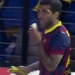 En vidéo : Une banane jetée au joueur du Barça Dani Alves, qui la mange
