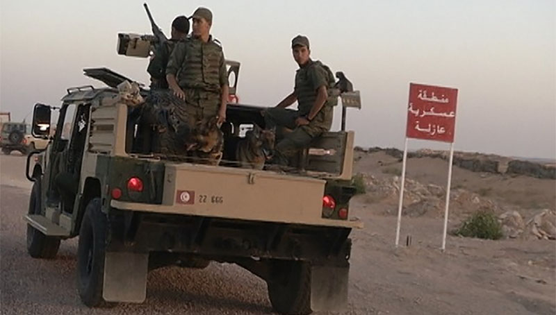  الجيش يوقف شاحنات تهريب بالمنطقة العازلة بتطاوين   