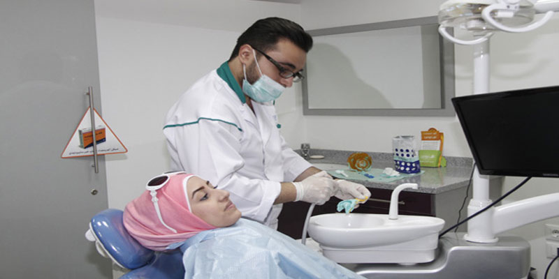 أطباء الأسنان يحملون الشارة الحمراء للمطالبة بتصحيح المسار المهني للقطاع