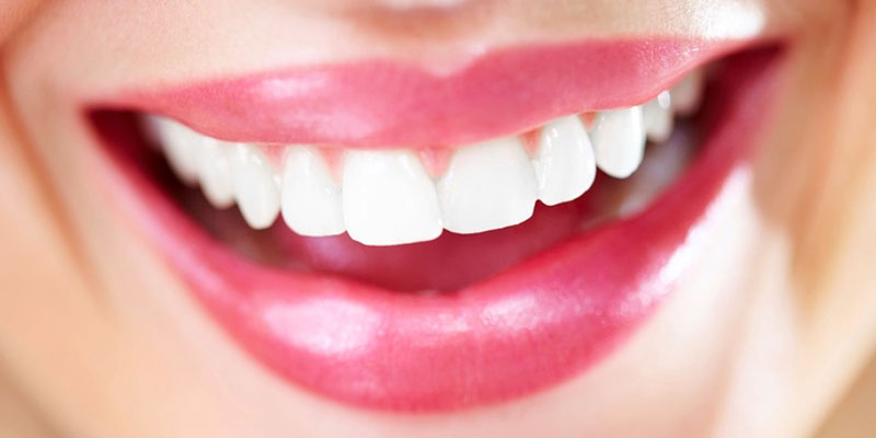 Une astuce pour blanchir les dents et se débarrasser du tartre en quelques secondes…