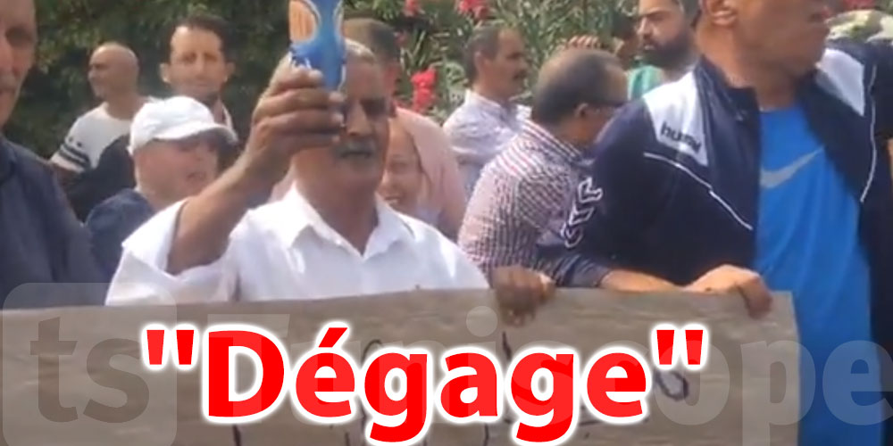 En vidéo: ''Députés Dégage'', des citoyens protestent devant le parlement 