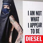 La marque de jeans Diesel lance sa nouvelle pub: Une femme tatouée vêtue d’une burqa
