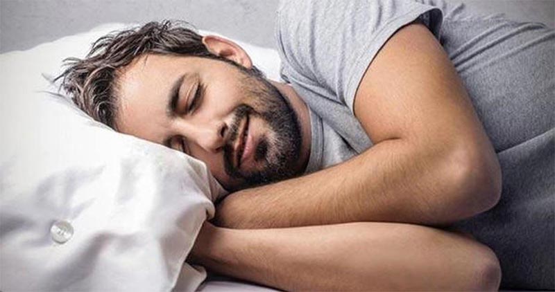 لماذا يتكلم البعض أثناء النوم؟ وماذا يعني ذلك؟