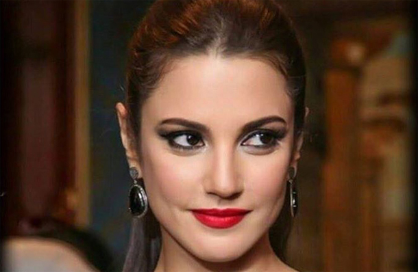 En photo...Dubaï : Dorra Zarrouk sublime aux côtés de Tamer Hosny à l’avant-première du film Tisbah Ala Khair