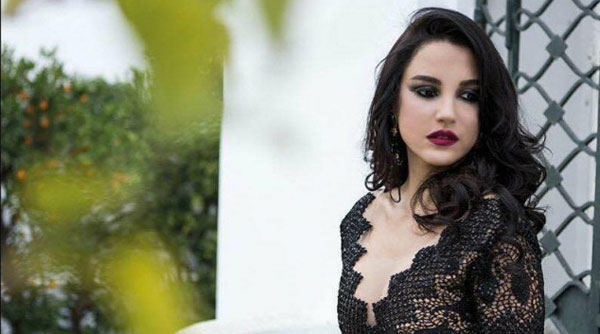 بالصورة: بإطلالة ذكيّة...درة زروق بلباس البحر 