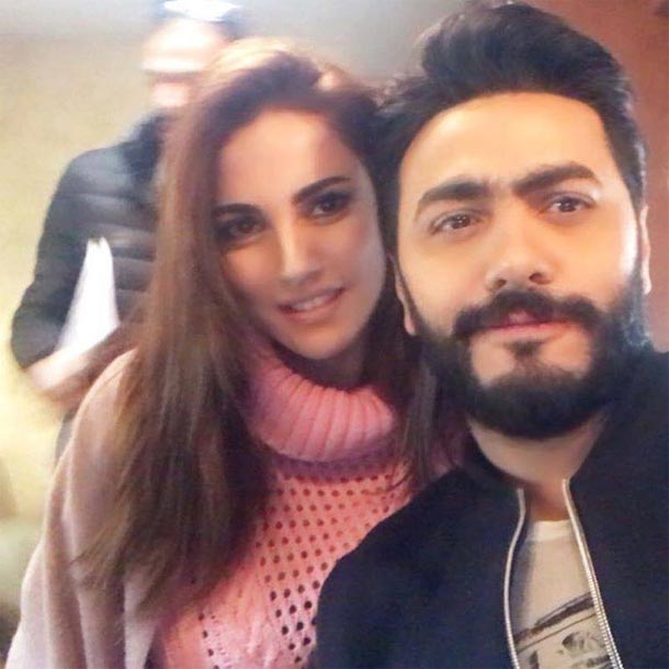 En photo : Dorra Zarrouk et Tamer Hosni dans les coulisses du tournage du film Tisbah Ala Khair