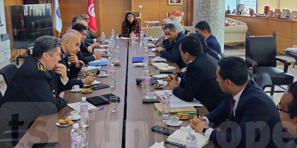 وزيرة المالية تدعو إلى الإسراع بإتمام إجراءات الإنتدابات المبرمجة بالديوانة