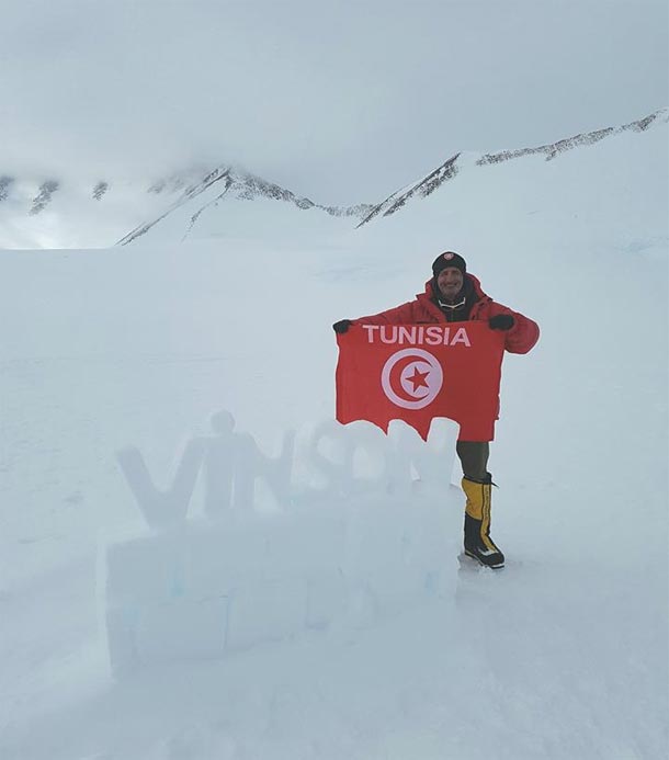 En vidéo : Anis Tabka fait flotter le drapeau tunisien sur le plus haut sommet de l'Antarctique