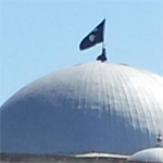 Photo du jour : Le drapeau du Tawhid flotte sur une mosquée à Den Den 