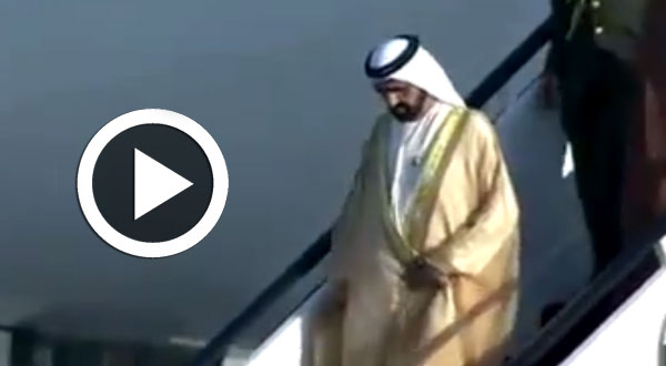 بالفيديو..حاكم دبي يسقط من درج الطائرة لحظة وصوله مطار عمان