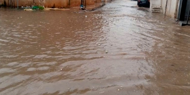 Pluies diluviennes à Sousse, les agents de la protection civile interviennent