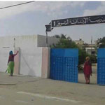 En photos : Des femmes en train de peindre le mur d’une école à Sbeitla